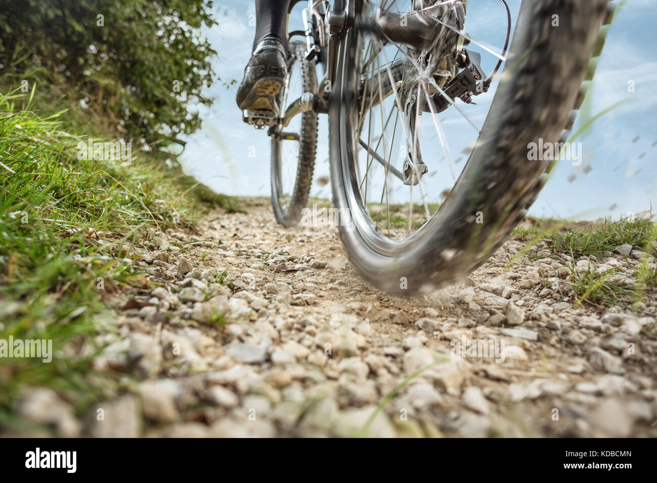 Mountainbike auf einer Schotterstraße Stockfoto