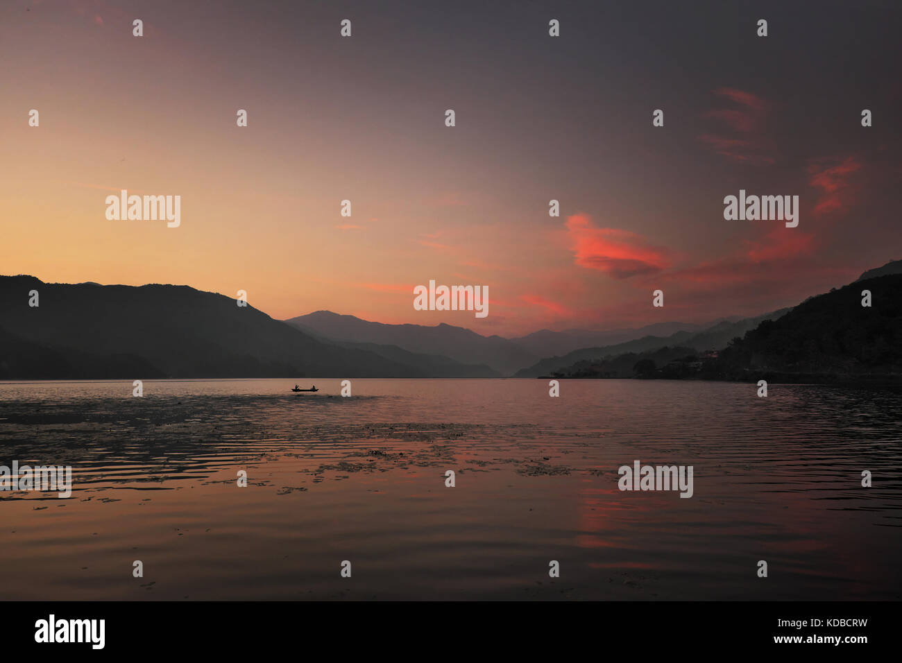 Sonnenuntergang auf einem Berg See mit einem kleinen Boot Stockfoto