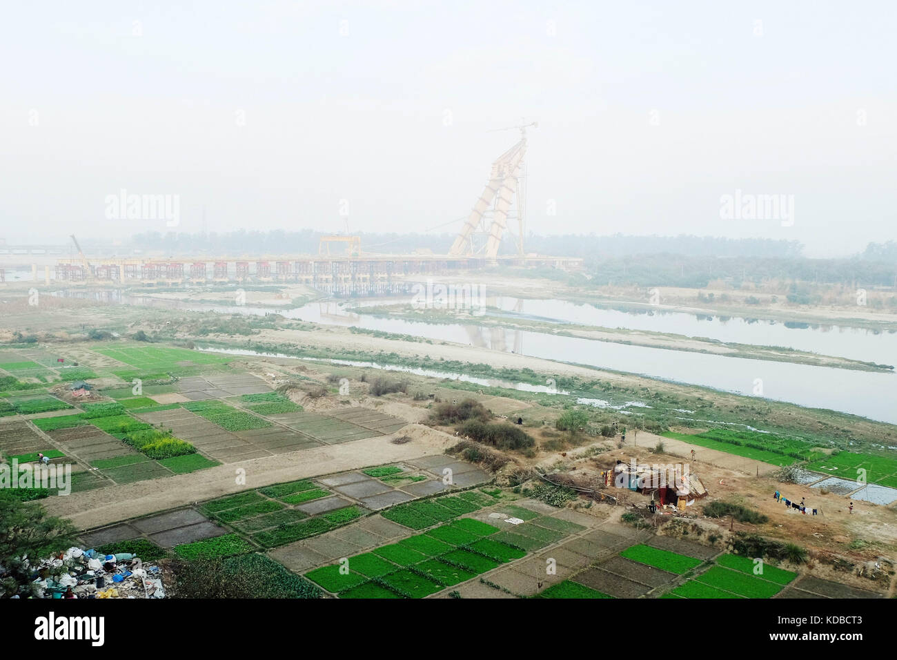 Die Brücke über den Fluss Yamuna in Delhi mit gemüsebeete am Ufer Stockfoto