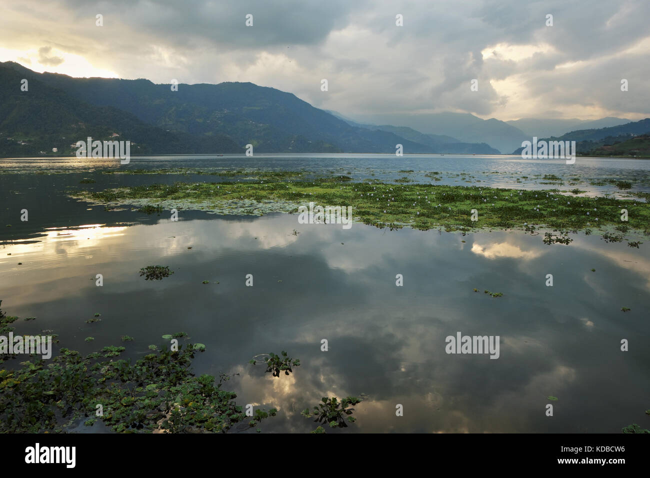 Sonnenuntergang auf See Feva mit der Reflexion des Himmels Stockfoto