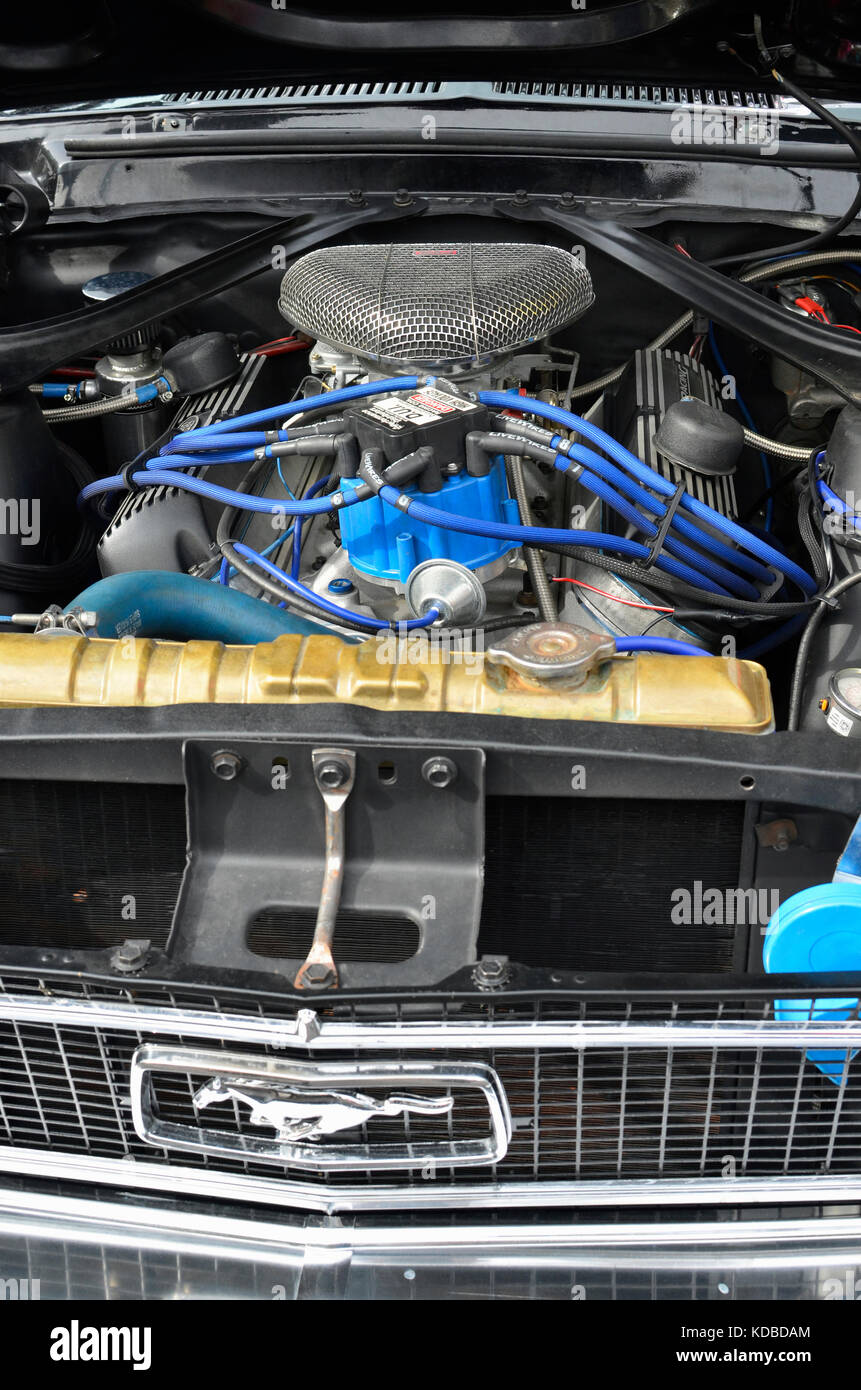 Sitzung des klassischen amerikanischen Autos, in Torrejon de Ardoz (Madrid - Spanien). leistungsstarke V8-Motor von Ford Mustang (erste Generation) Stockfoto