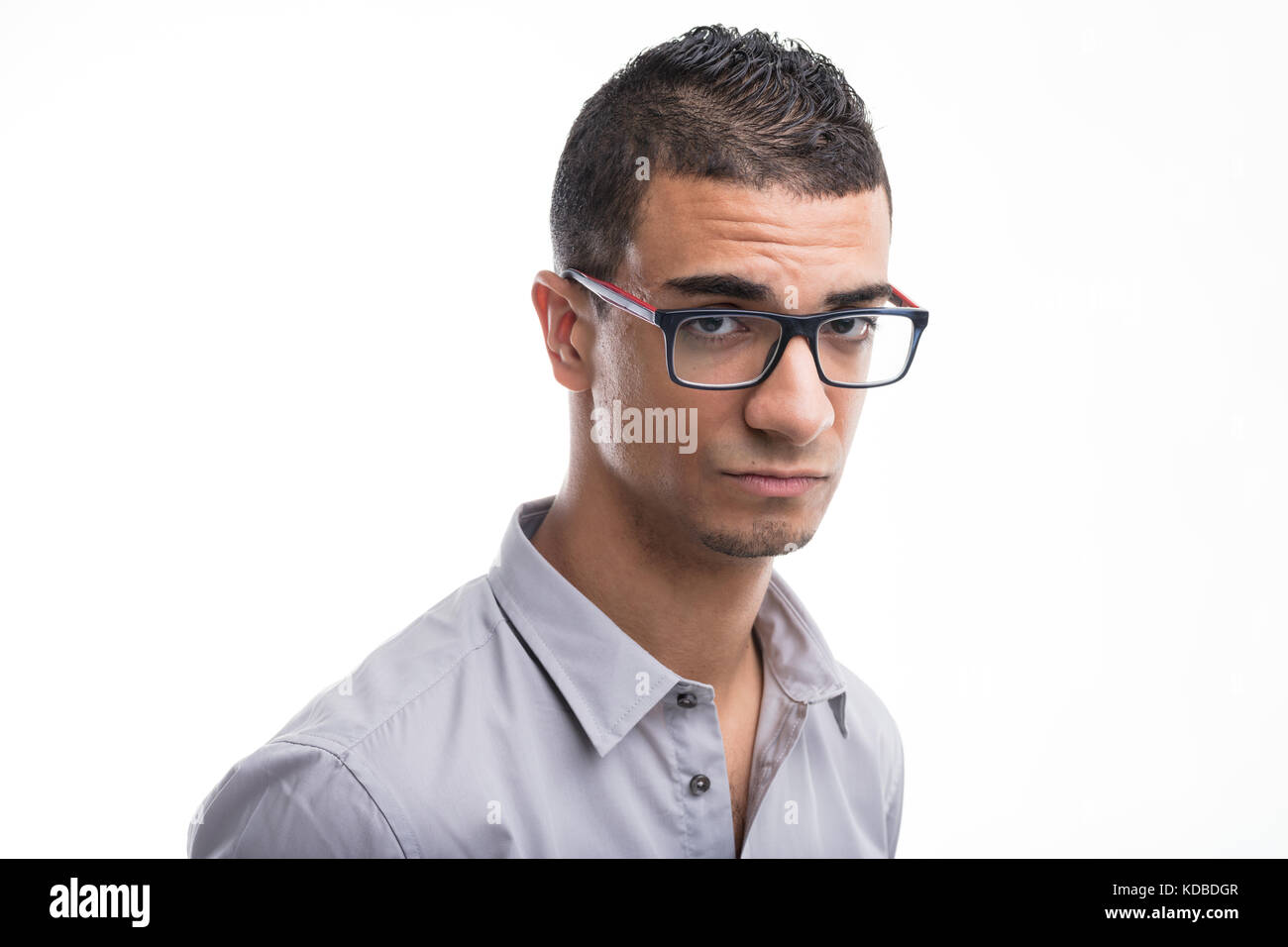 Porträt der jungen fit Mann mit Brille vor weißem Hintergrund Stockfoto