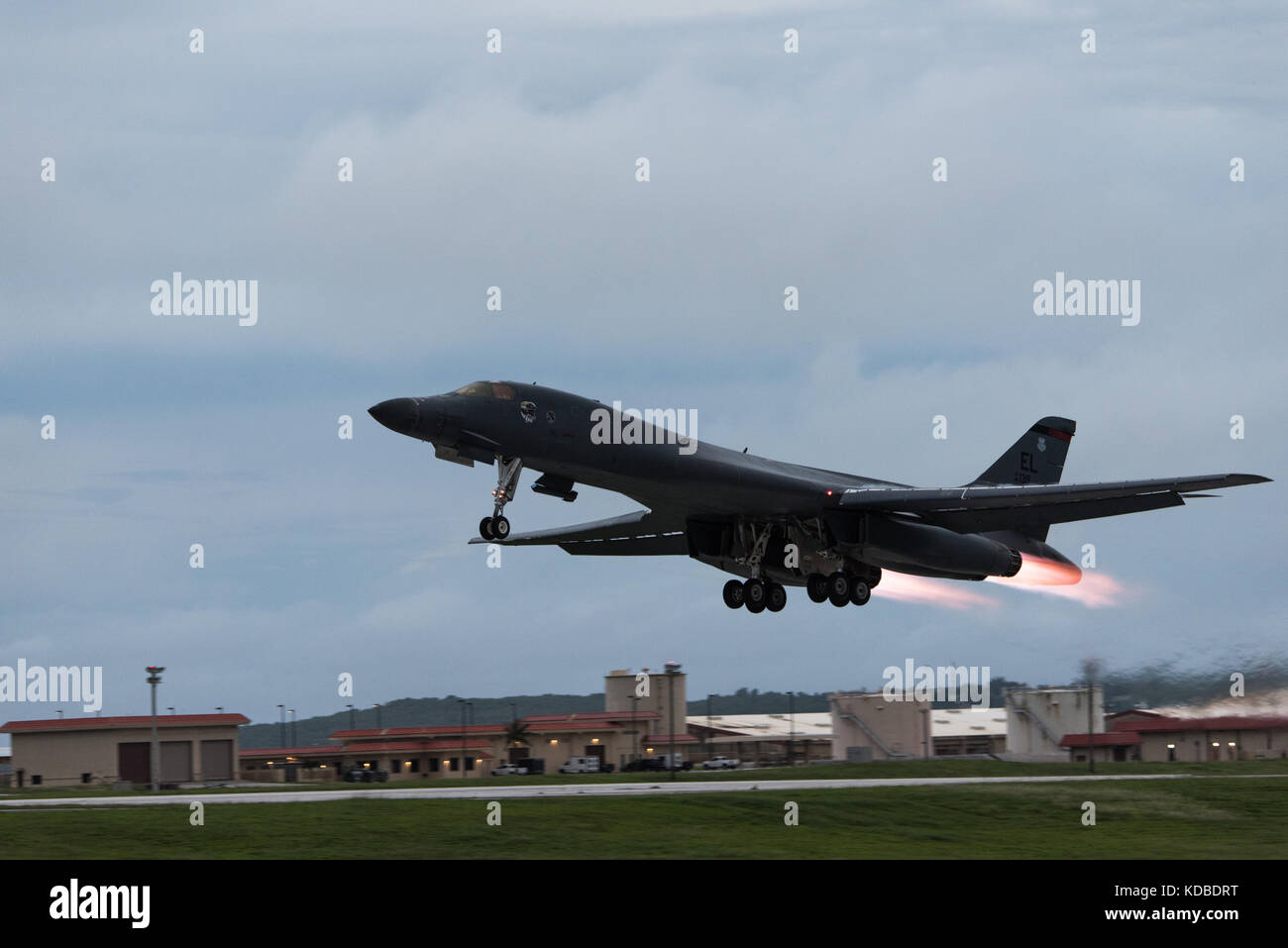 Ein US Air Force B-1B Lancer Bomber mit der 37Th Expeditionary Bomb Squadron zieht die Japan Air Verteidigung-kraft und südkoreanischen Luftwaffe in einer gemeinsamen Nacht Betrieb über das Meer von Japan am 10. Oktober 2017 in Guam zu verbinden. Die Mission ist das erste Mal, dass US Pacific Command B-1 B Lancers durchgeführten kombinierten Training mit Jasdf und ROKAF Kämpfer in der Nacht haben. Stockfoto Ein US Air Force B-1B Lancer Bomber mit der 37Th Expeditionary Bomb Squadron zieht die Japan Air Verteidigung-kraft und südkoreanischen Luftwaffe in einer gemeinsamen Nacht Betrieb über das Meer von Japan am 10. Oktober 2017 in Guam zu verbinden. Die Mission ist das erste Mal, dass US Pacific Command B-1 B Lancers durchgeführten kombinierten Training mit Jasdf und ROKAF Kämpfer in der Nacht haben. Stockfoto