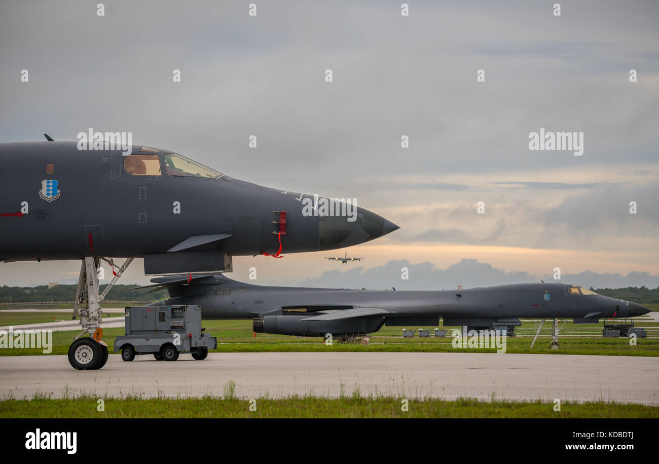 Die B-1B-Lancer Bombers der US-Luftwaffe und die 37th Expeditionary Bomb Squadron bereiten sich auf den Start vor, um gemeinsam mit der Japan Air Self-Defense Force und der Südkoreanischen Luftwaffe am 10. Oktober 2017 in Guam zu einer gemeinsamen Nachtoperation über dem Japanischen Meer zu kommen. Die Mission ist das erste Mal, dass die B-1B-Lancers des US-Pazifik-Kommandos nachts ein kombiniertes Training mit JASDF- und ROKAF-Kämpfern absolvierten. Stockfoto