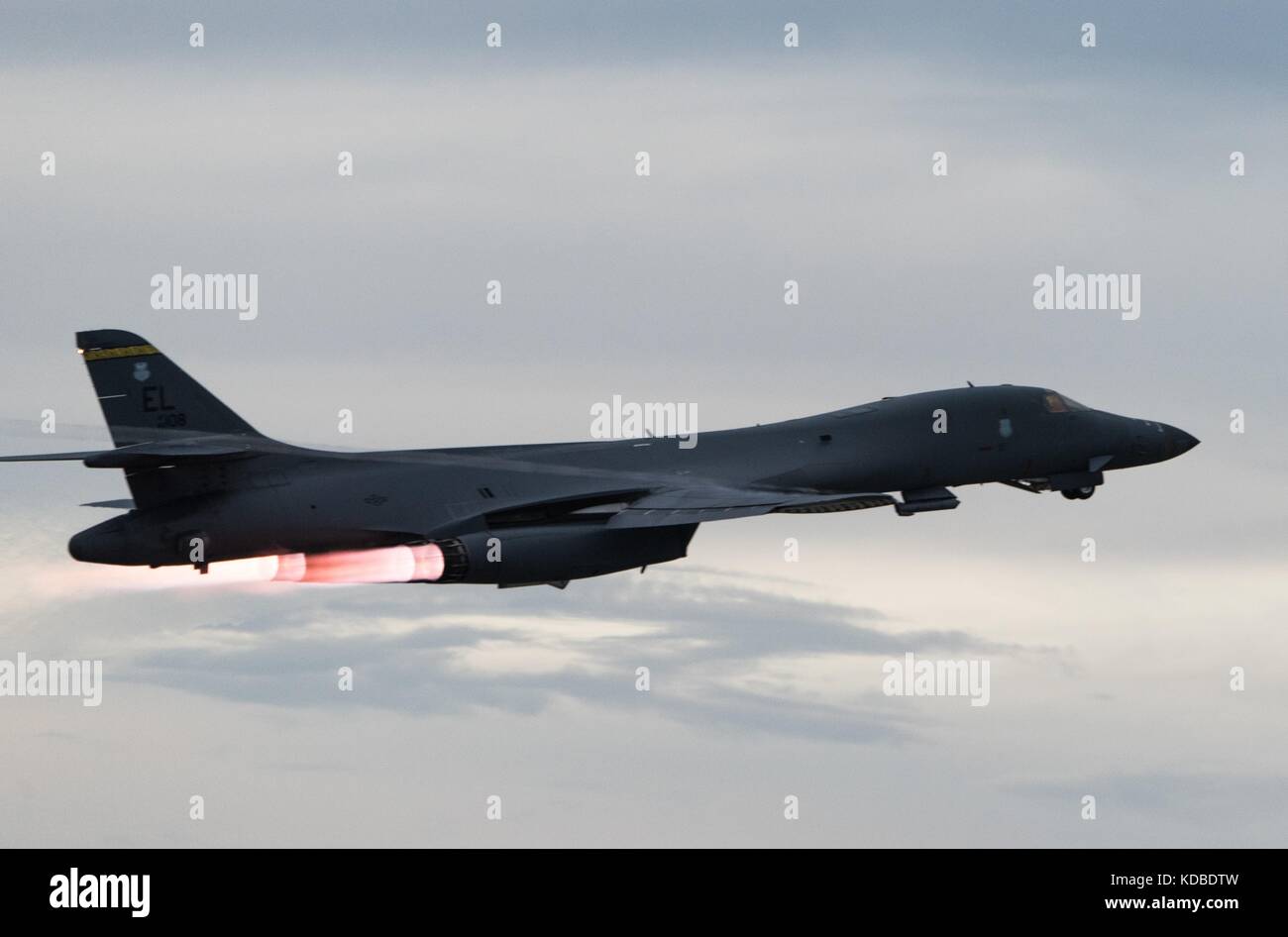 Ein US Air Force B-1B Lancer Bomber mit der 37Th Expeditionary Bomb Squadron zieht die Japan Air Verteidigung-kraft und südkoreanischen Luftwaffe in einer gemeinsamen Nacht Betrieb über das Meer von Japan am 10. Oktober 2017 in Guam zu verbinden. Die Mission ist das erste Mal, dass US Pacific Command B-1 B Lancers durchgeführten kombinierten Training mit Jasdf und ROKAF Kämpfer in der Nacht haben. Stockfoto Ein US Air Force B-1B Lancer Bomber mit der 37Th Expeditionary Bomb Squadron zieht die Japan Air Verteidigung-kraft und südkoreanischen Luftwaffe in einer gemeinsamen Nacht Betrieb über das Meer von Japan am 10. Oktober 2017 in Guam zu verbinden. Die Mission ist das erste Mal, dass US Pacific Command B-1 B Lancers durchgeführten kombinierten Training mit Jasdf und ROKAF Kämpfer in der Nacht haben. Stockfoto