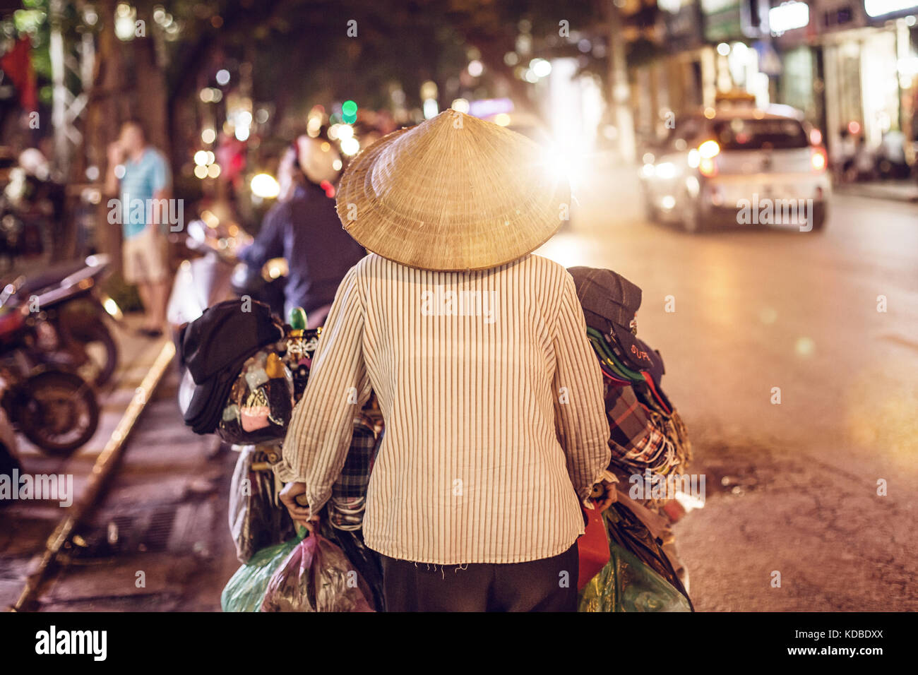 Vietnamesische Street Hawker bei Nacht Stockfoto