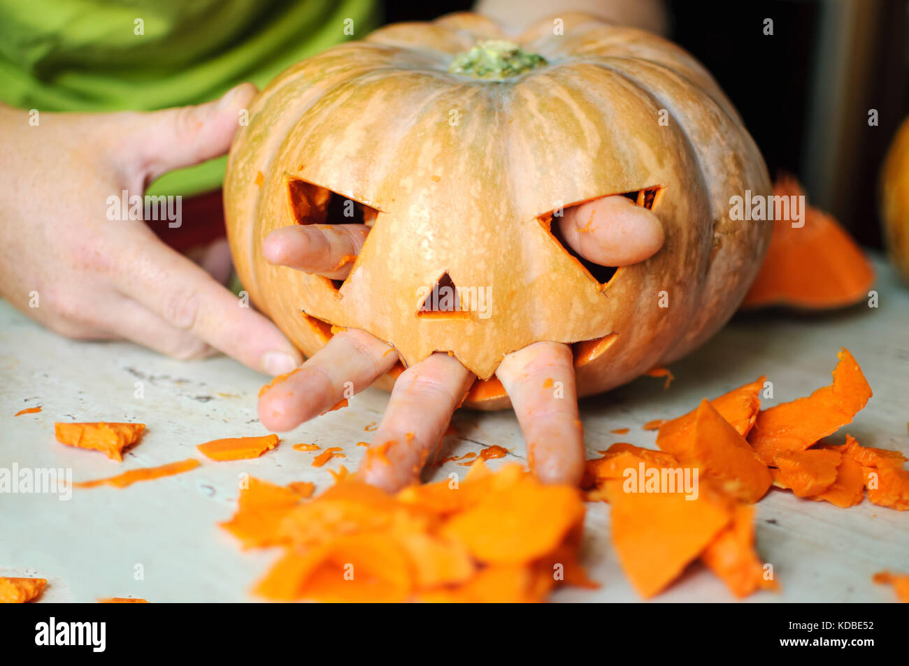 Von Jack-o-Lantern. lustiges Bild von Halloween Kürbis monster Gesicht mit männlichen Finger. selektive Fokus und Bokeh. Stockfoto