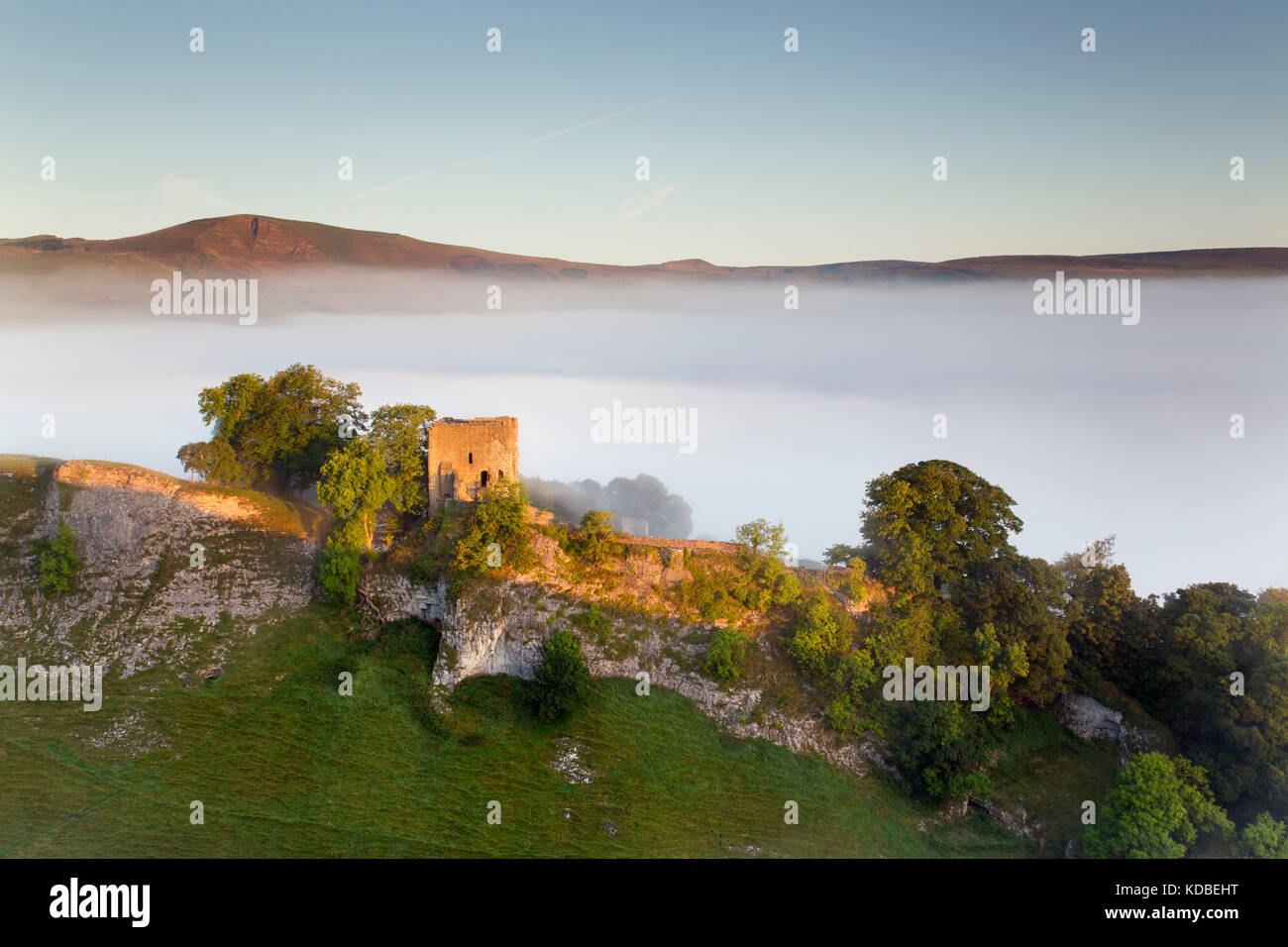Dale Höhle; Misty Morning; Ansicht von Mam Tor;  Derbyshire; UK Stockfoto
