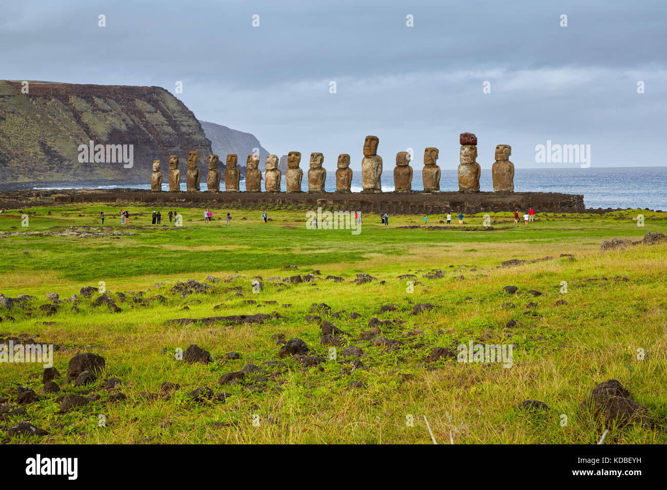 Touristen am Ahu Tongariki, Moai, Isla de Pascua, Osterinsel, Chile Stockfoto