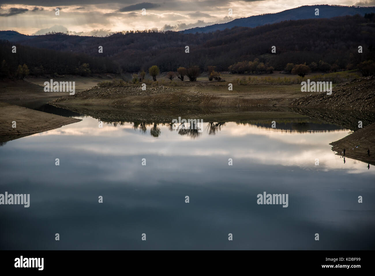 Damm in Campotosto Stockfoto