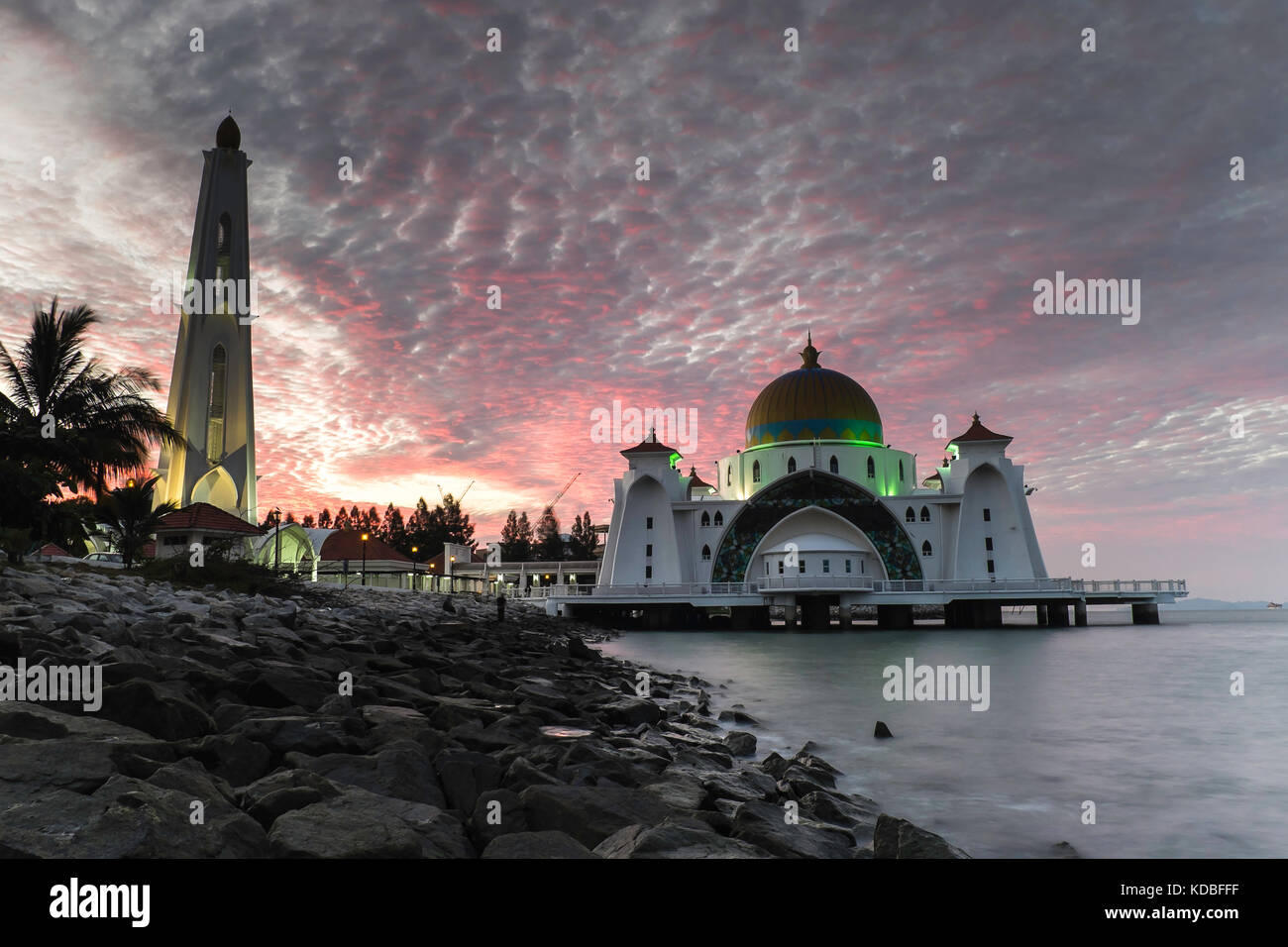 Lange Belichtung Bild der Meerenge von Malakka Moschee bei Sonnenaufgang eingefangen. Stockfoto