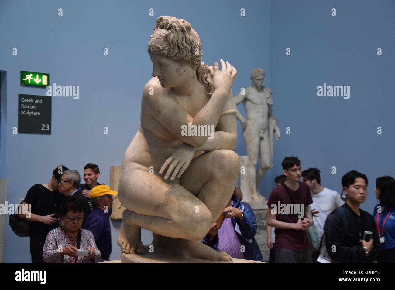 Touristen an der Londoner Museumsstatue Stockfoto