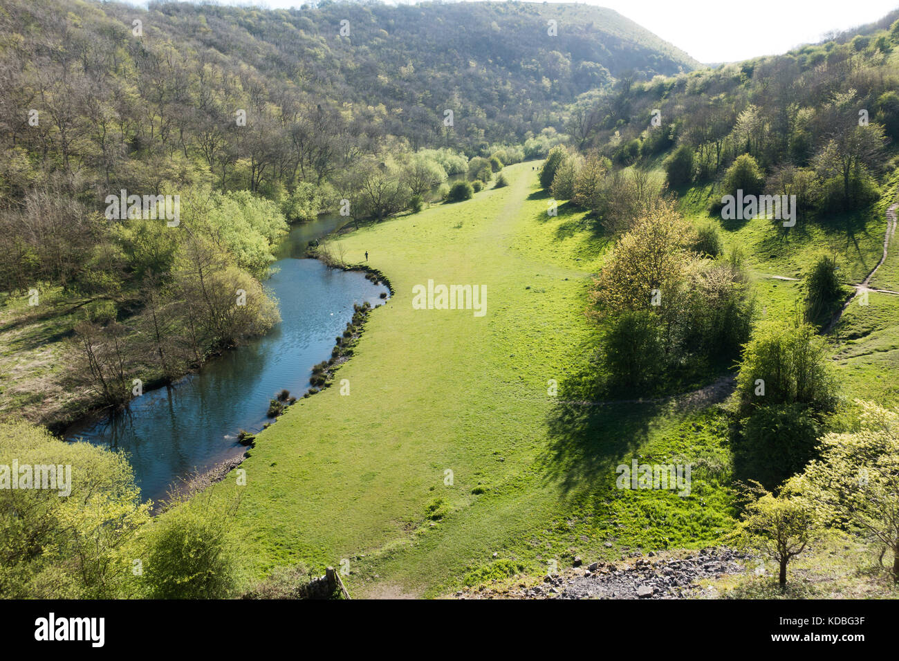 Spektakuläre Aussicht von monsal Leiter des Flusses Wye durch monsal Dale, Derbyshire, England fließend, entually das derwent zu erfüllen Stockfoto