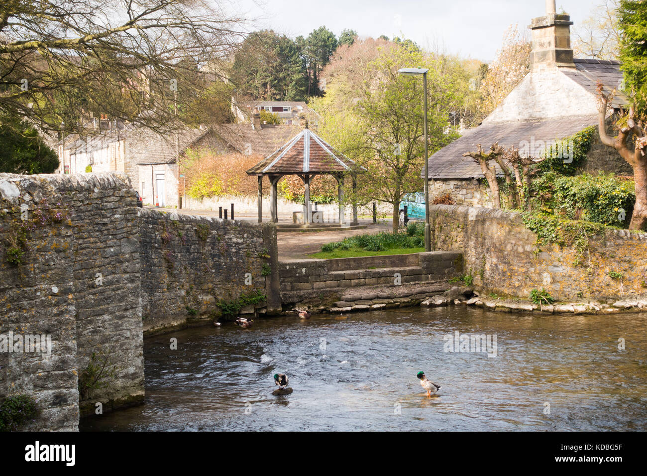 Ashford-im-Wasser, einem Dorf in der Grafschaft Derbyshire Peak District, England, am Fluss Wye, bekannt für die Gewinnung von Ashford in schwarzem Marmor Stockfoto