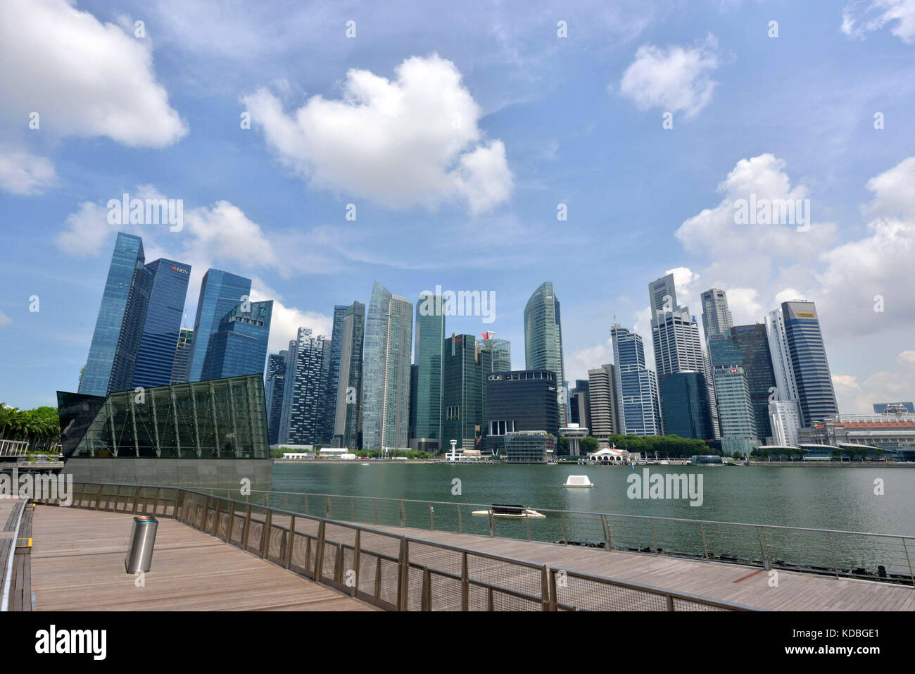 Singapur. Überblick über die Wolkenkratzer von der Marina Bay Sands Einkaufszentrum, dem historischen Zentrum der Stadt, der vor der Mündung des Singapore R Stockfoto