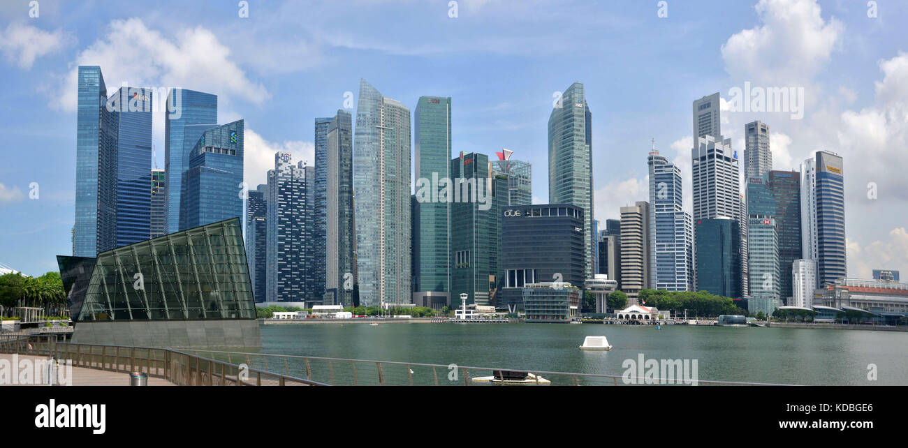 Singapur. Überblick über die Wolkenkratzer von der Marina Bay Sands Einkaufszentrum, dem historischen Zentrum der Stadt, der vor der Mündung des Singapore R Stockfoto