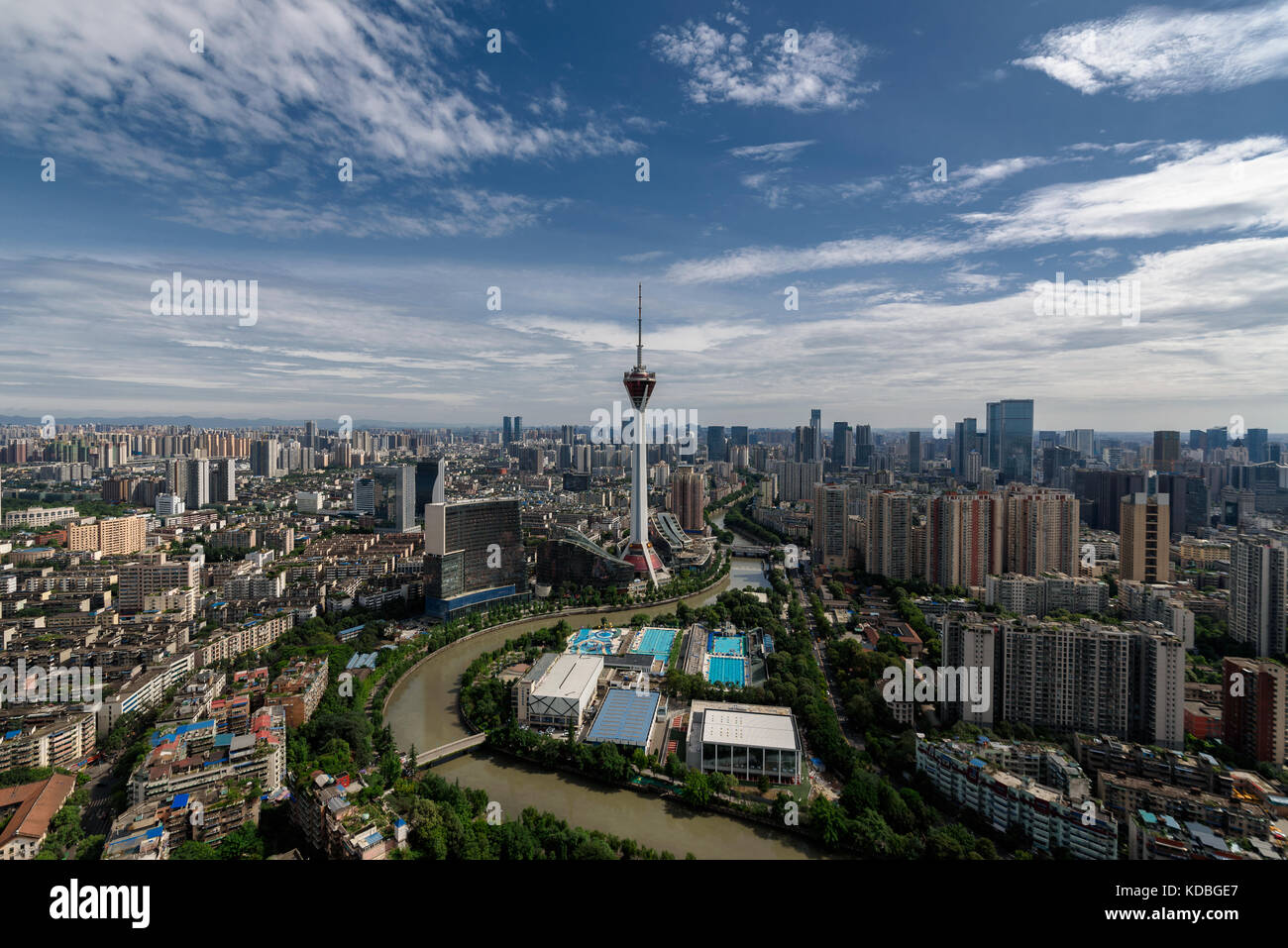 Chengdu, Provinz Sichuan, China - Juli 6, 2017: Sichuan TV Tower und Downtown Skyline bei Tageslicht Stockfoto