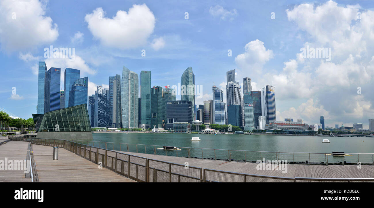 Singapur. Überblick über die Wolkenkratzer von der Marina Bay Sands Einkaufszentrum, dem historischen Zentrum der Stadt, der vor der Mündung des Singapore R Stockfoto