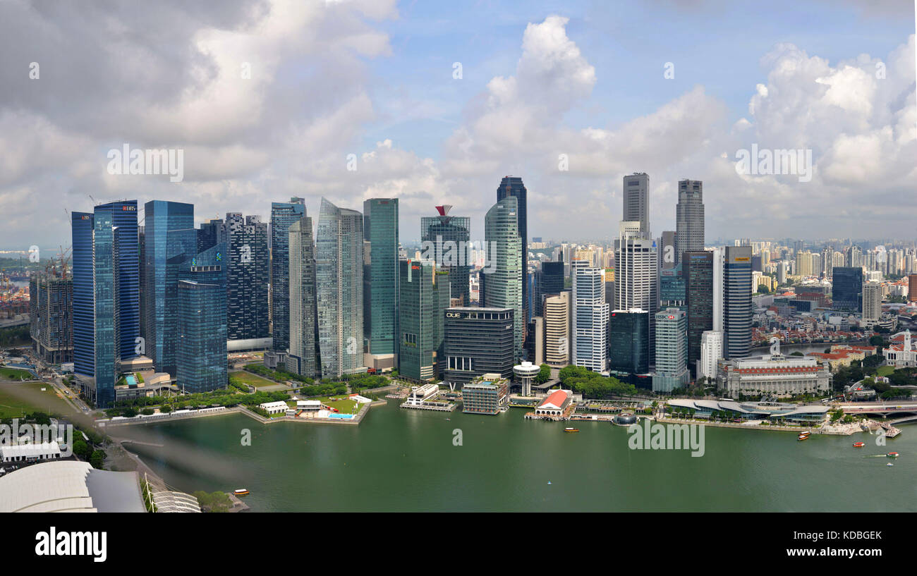 Singapur. Überblick über die Wolkenkratzer von der Marina Bay Sands Einkaufszentrum, dem historischen Zentrum der Stadt, der vor der Mündung des Singapore Stockfoto