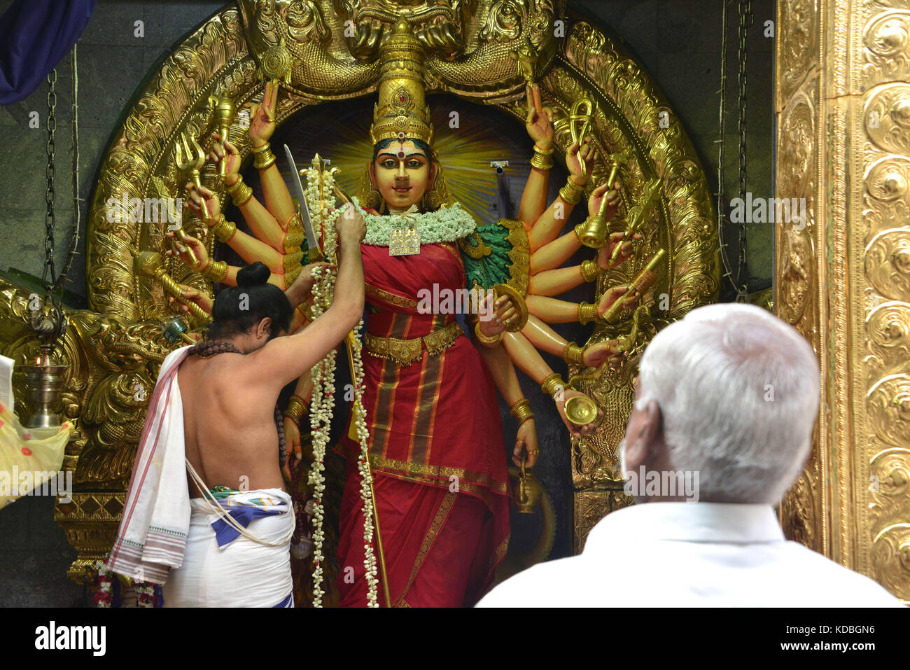 Singapur. Serangoon Road, Little India, Gläubiger, ein Angebot in der hinduistischen Tempel Sri Veeramakaliamman, Kali, die Göttin gewidmet Stockfoto