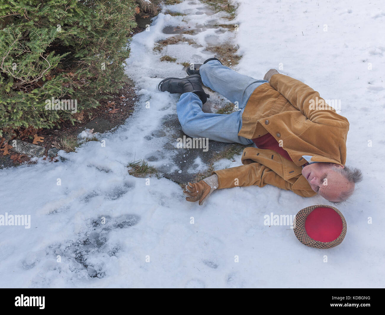 Senioren fiel auf einem vereisten Gehweg Stockfoto