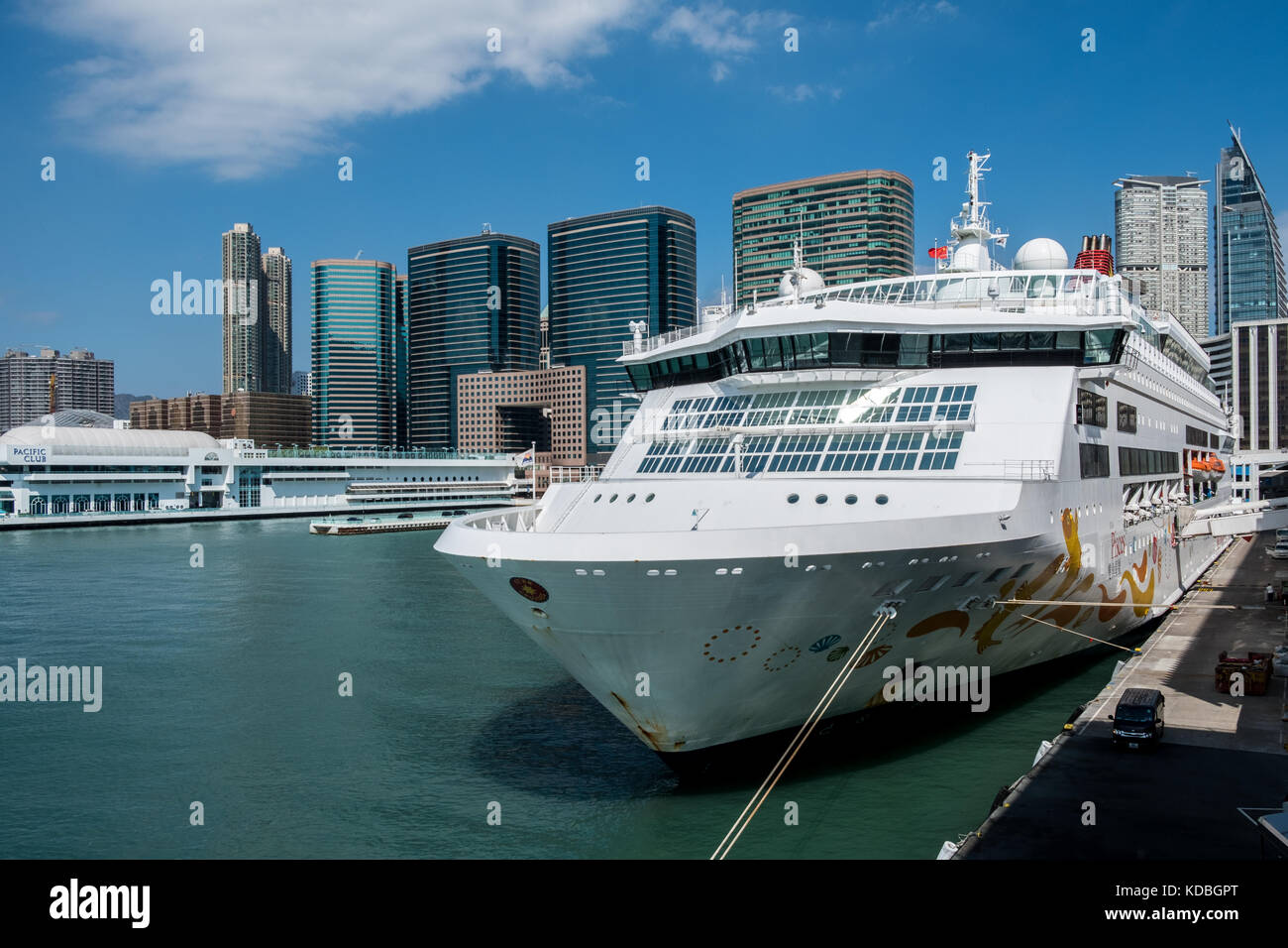 Victoria Harbour und Hong Kong - Oktober 11, 2017: Star Pisces‎ parken am Ocean Terminal Gebäude am Nachmittag Stockfoto