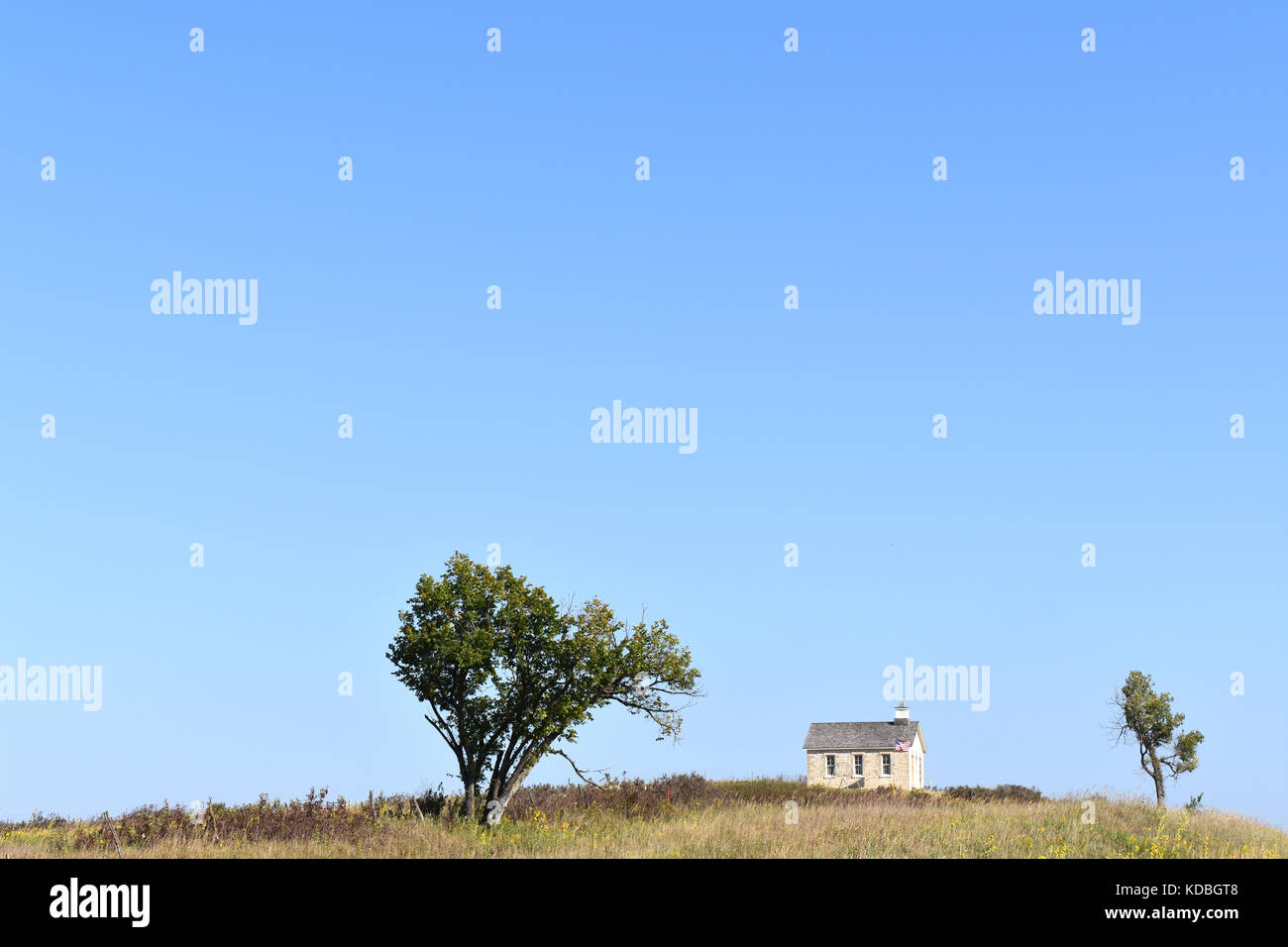 Ein Zimmer schoolhouse - Fox Creek Schule, hohes Gras Wiese, Flint Hills Region, Strong City, Kansas USA Stockfoto