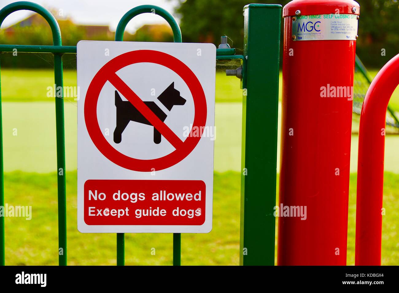 Hunde sind nicht erlaubt, außer Blindenhunde - Abmahnung durch den Park Gate an der Eiche Wiese im Kesgrave, Suffolk. Stockfoto