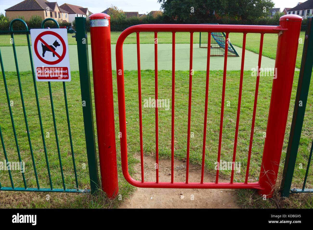 Hunde sind nicht erlaubt, außer Blindenhunde - Abmahnung durch den Park Gate an der Eiche Wiese im Kesgrave, Suffolk. Stockfoto