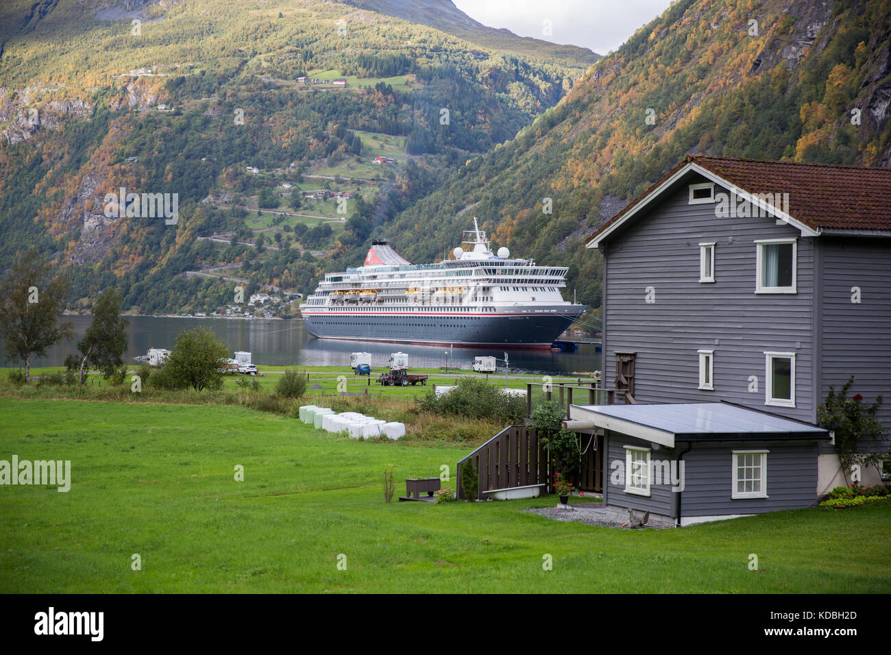 Der Passagier Kreuzfahrtschiff MS Balmoral in Geiranger auf dem Geirangerfjord in Norwegen Stockfoto