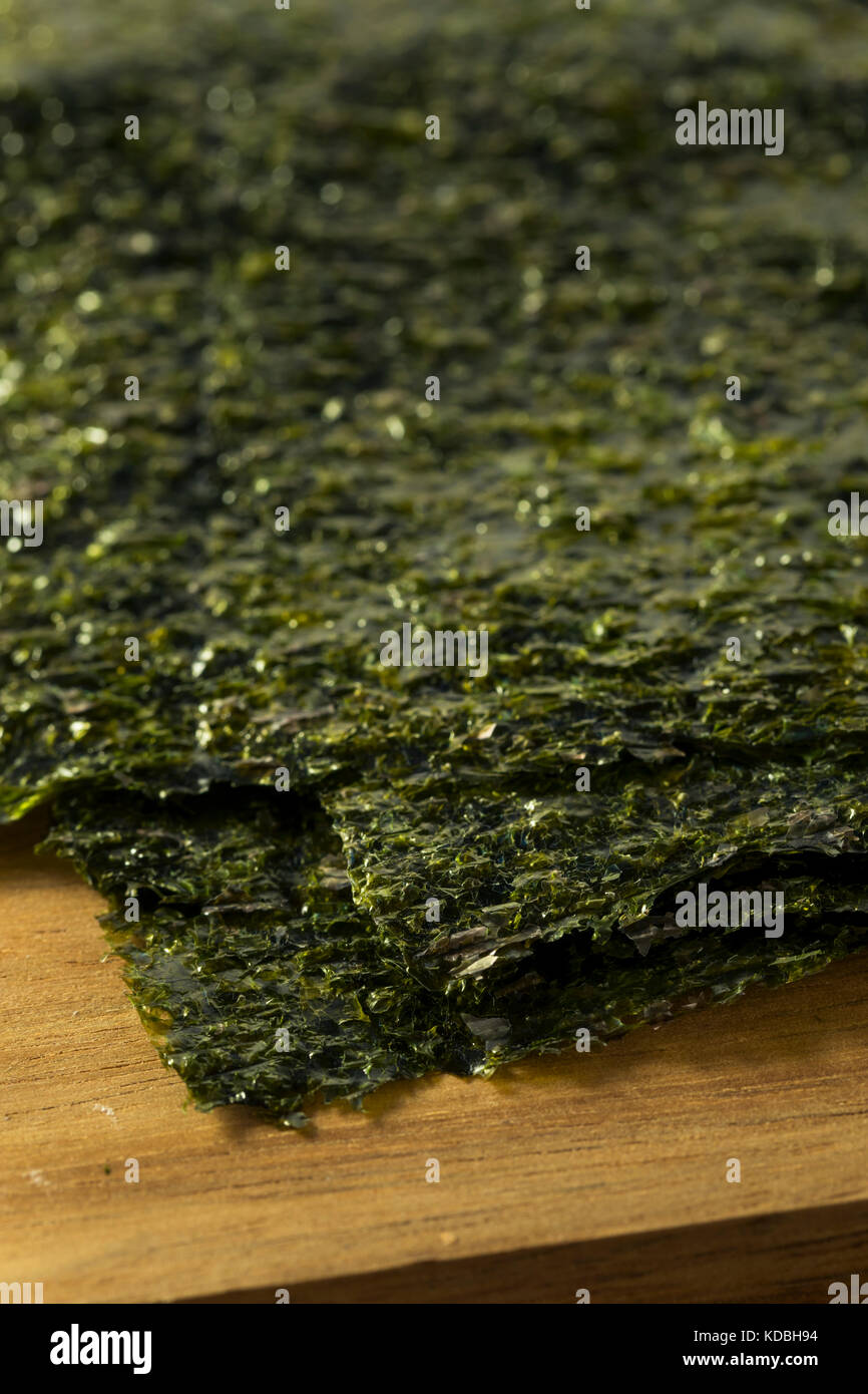 Organic Green trocken geröstetem Seetang Blätter auf einer Platine Stockfoto