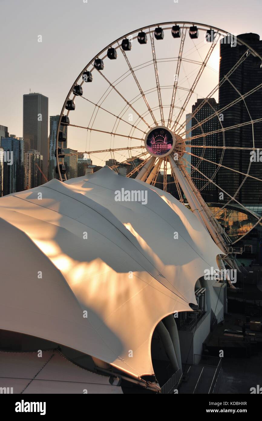 Die untergehende Sonne ist von Centennial Rad, das Riesenrad am Navy Pier Chicago gefiltert. Chicago, Illinois, USA. Stockfoto