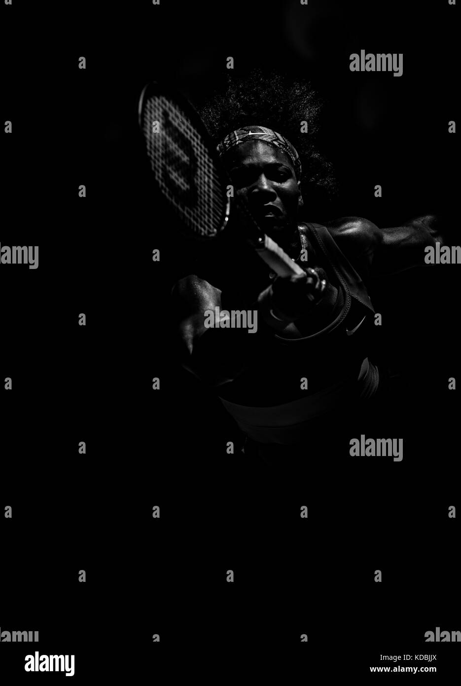 Serena Williams im Spiel an den 2013 Australian Open - ein Grand Slam Turnier - ist die Auftaktveranstaltung für das Tennis Kalender jährlich. Die offene wird gehalten Stockfoto