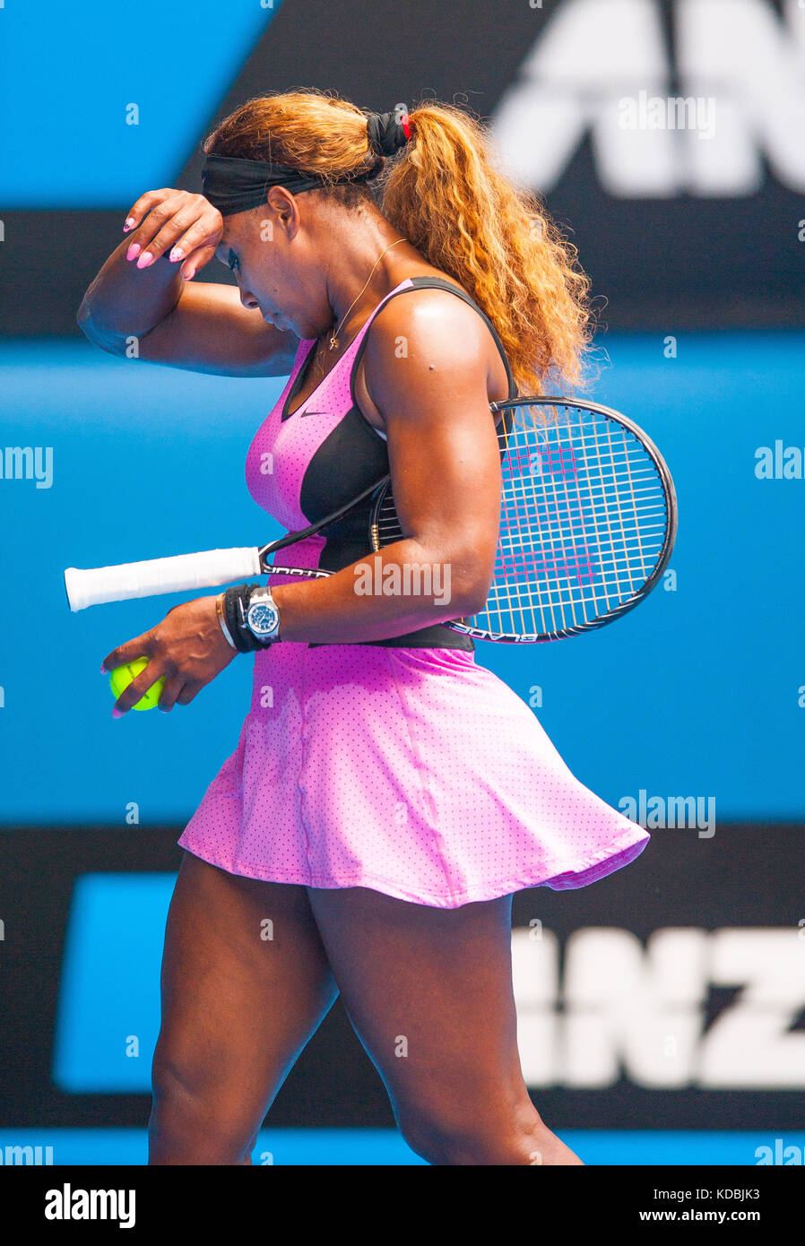 Serena Williams (USA) v. dolonc (SRB) 6:1 besiegte, 6-2 am Tag drei Spielen der 2014 Australian Open. Temperaturen in der Rod Laver Arena in Melbourne Stockfoto