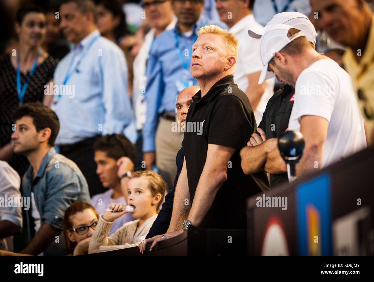 Tennislegende Boris Becker – in schwarzem Hemd – beobachtet, wie sein Schüler Novak Djokovic (SRB) am ersten Tag gegen Lucas Lacko (SVK) auftrat Stockfoto