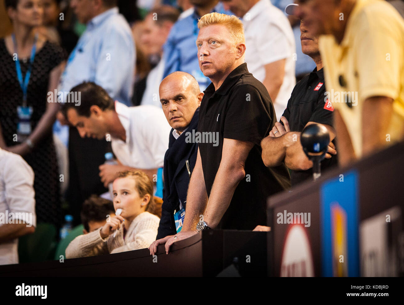 Tennislegende Boris Becker – in schwarzem Hemd – beobachtet, wie sein Schüler Novak Djokovic (SRB) am ersten Tag gegen Lucas Lacko (SVK) auftrat Stockfoto