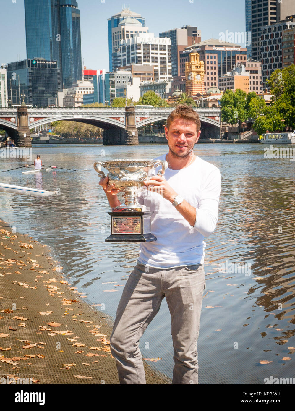 Stanislaus Wawrinka aus der Schweiz – Gewinner der Australian Open Men's Singles 2014 – spaziert mit seinem Meisterschaftstroph den Yarra River in Melbourne entlang Stockfoto