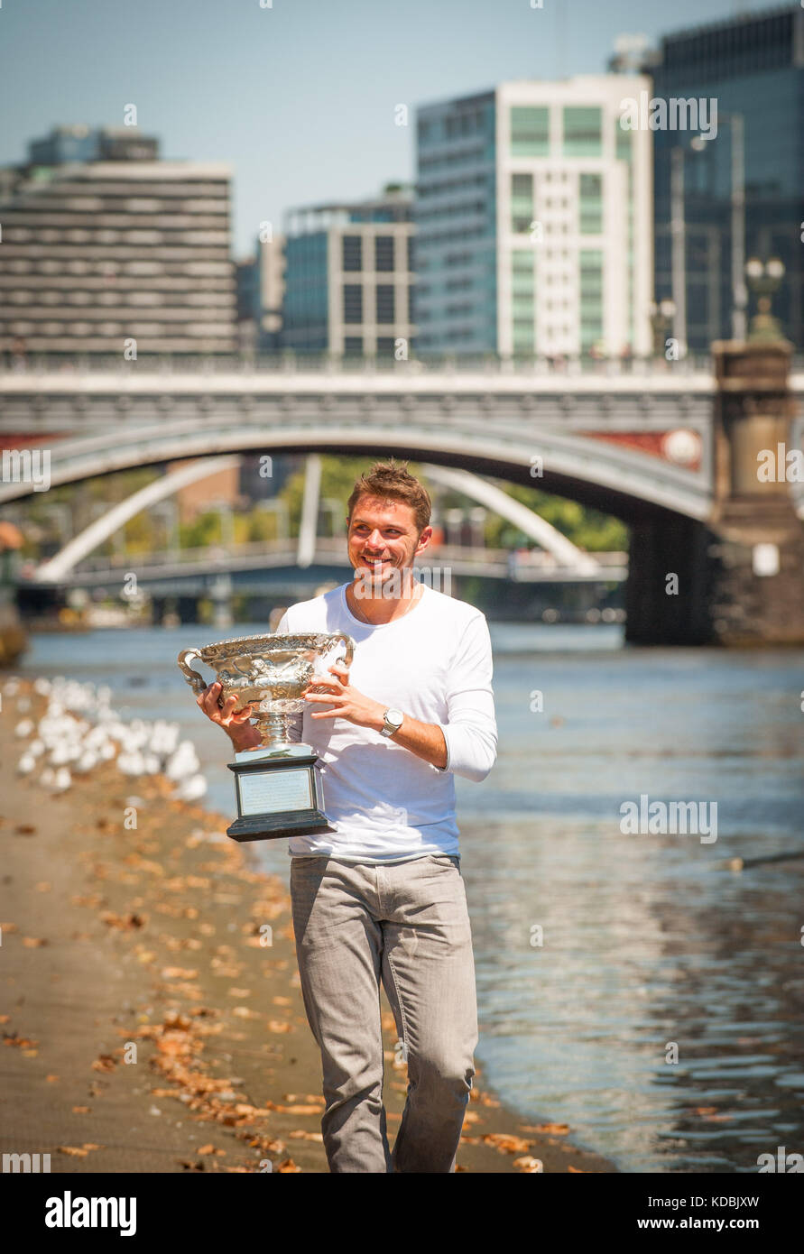 Stanislaus Wawrinka aus der Schweiz – Gewinner der Australian Open Men's Singles 2014 – spaziert mit seinem Meisterschaftstroph den Yarra River in Melbourne entlang Stockfoto