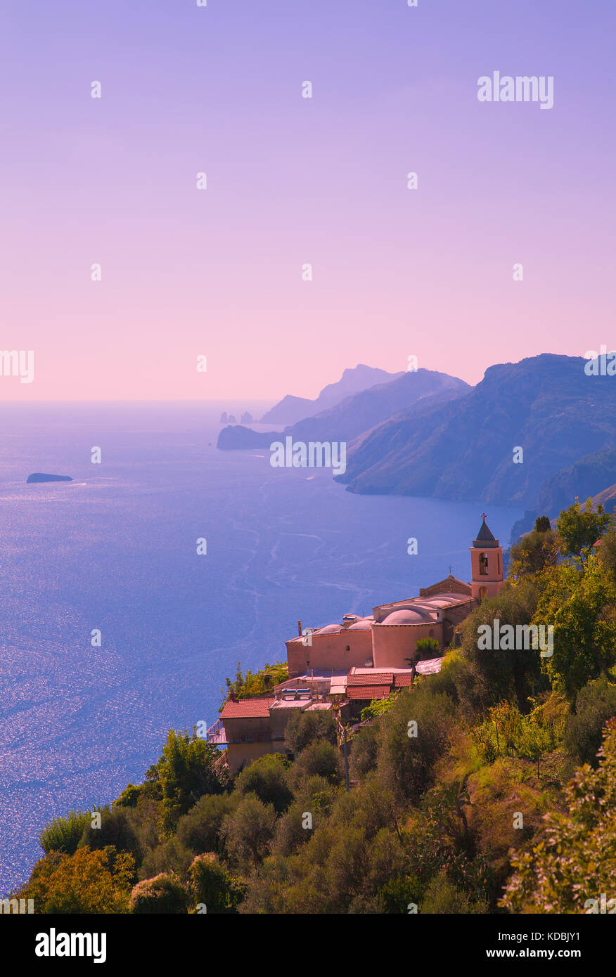 Küste von Amalfi, Kampanien, Golf von Salerno, Italien. Blick vom Pfad der Götter, Sentiero degli Dei. Stockfoto
