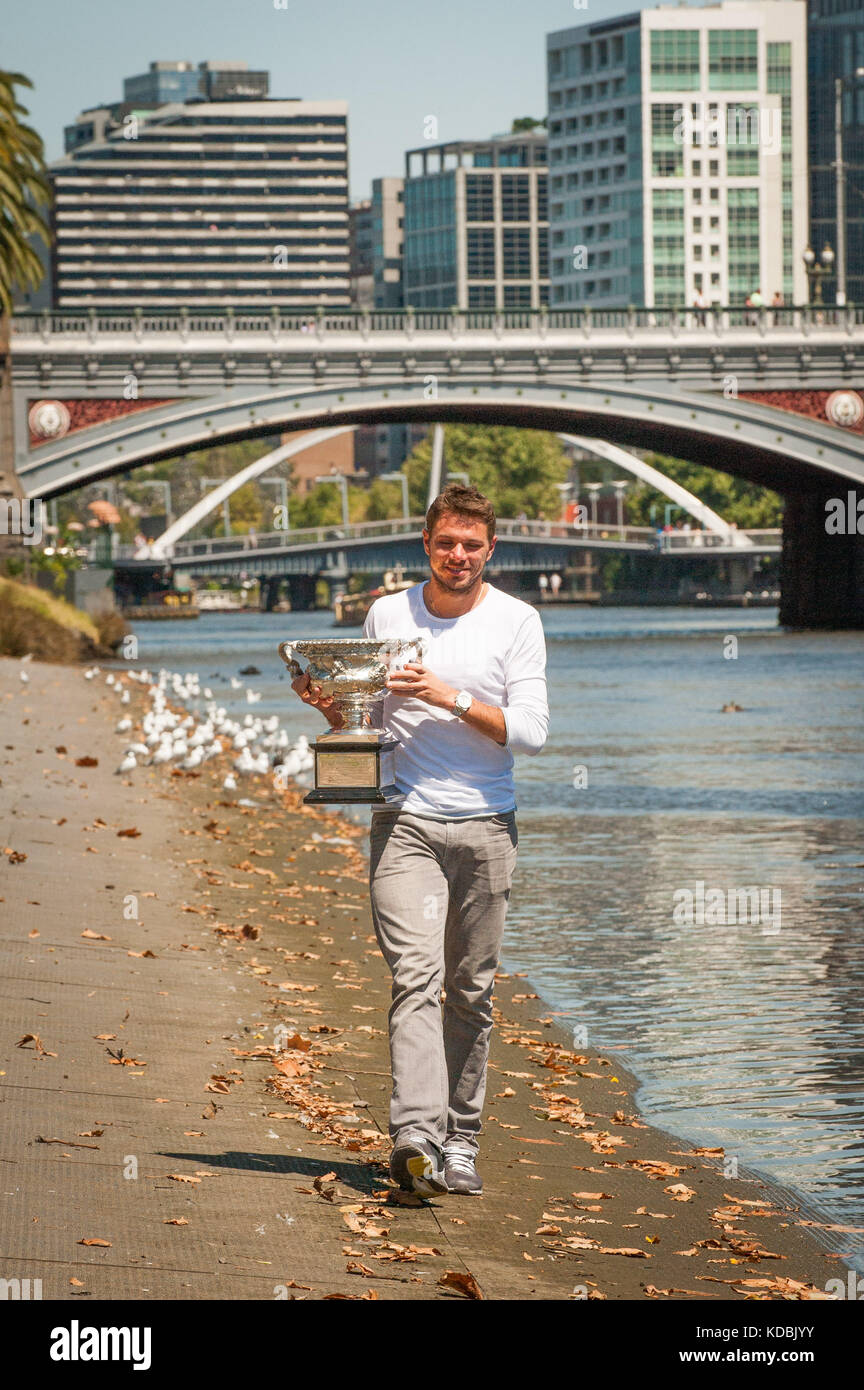 Stanislaus Wawrinka aus der Schweiz – Gewinner der Australian Open Men's Singles 2014 – spaziert mit seinem Meisterschaftstroph den Yarra River in Melbourne entlang Stockfoto