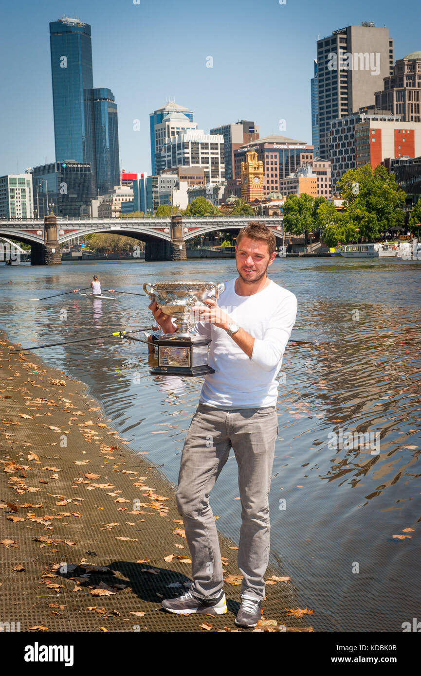 Stanislaus Wawrinka aus der Schweiz – Gewinner der Australian Open Men's Singles 2014 – spaziert mit seinem Meisterschaftstroph den Yarra River in Melbourne entlang Stockfoto