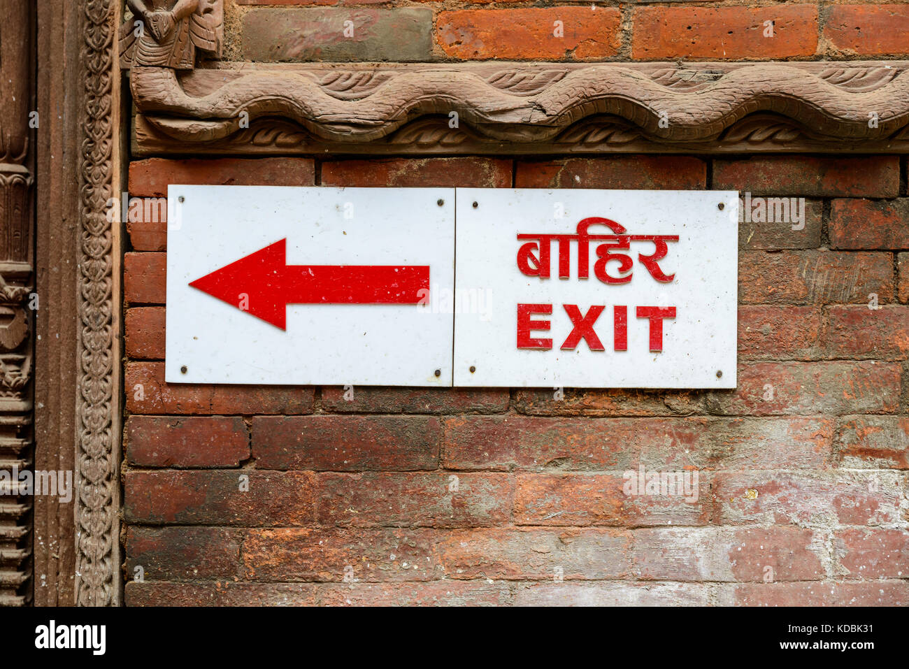 Ausfahrt Schild und Pfeil in nepali und englisch Stockfoto