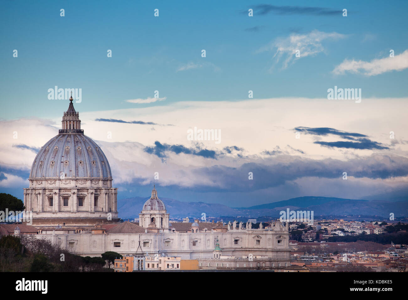 Rom Landschaft, Blick auf St. Peter Basilika. Dome mit tollen Himmel und Berge im Hintergrund Stockfoto