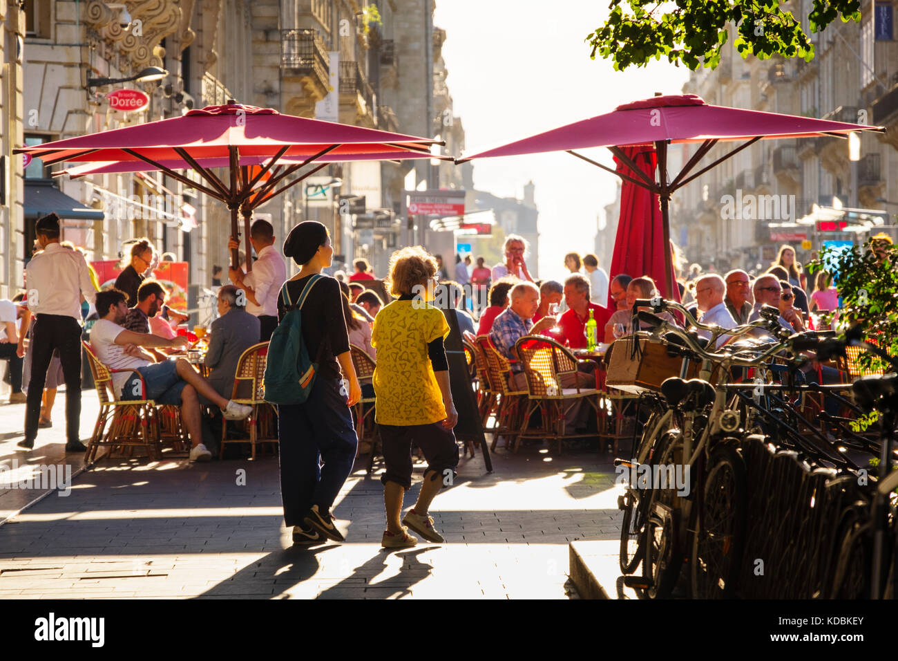 Straßenleben. Terrassenrestaurant, Altstadt, Bordeaux. Region Aquitaine, Departamento Gironde. Frankreich, Europa Stockfoto
