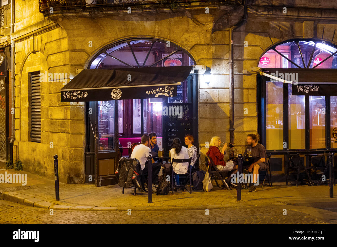 Straßenleben. Restaurantterrasse. Historisches Zentrum, Bordeaux. Region Aquitaine, Departamento Gironde. Frankreich, Europa Stockfoto