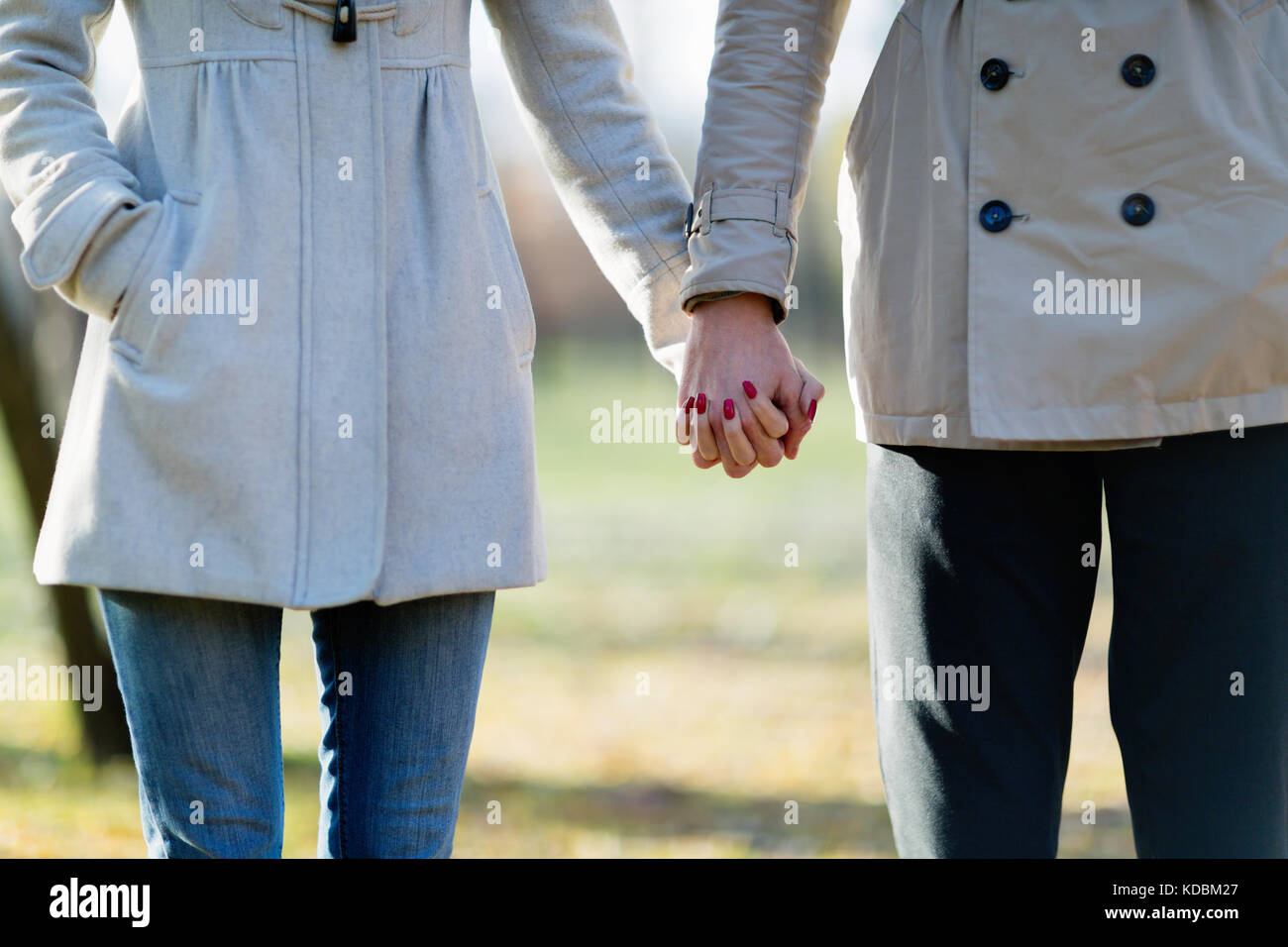 Nahaufnahme des liebenden Paar hält Hände beim Gehen in Park Stockfoto