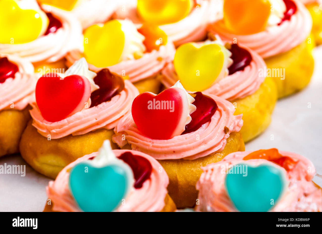 Donuts, gefüllt mit Sahne und Nachfüllen mit herzförmigen Gelee und Marmelade Stockfoto