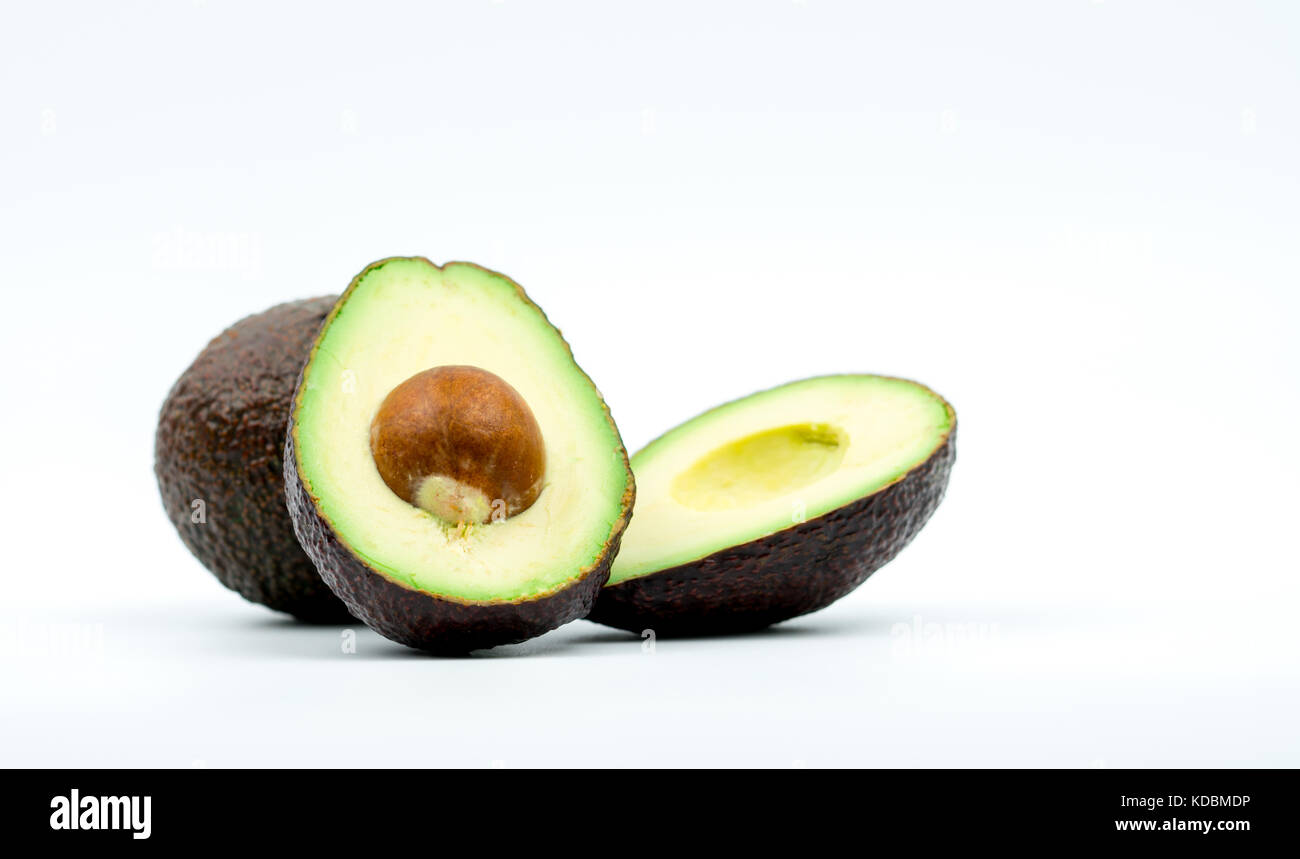 Avocados auf weißem Hintergrund mit Freistellungspfad isoliert. Quelle von Omega-3 aus natürlichen Lebensmitteln Stockfoto