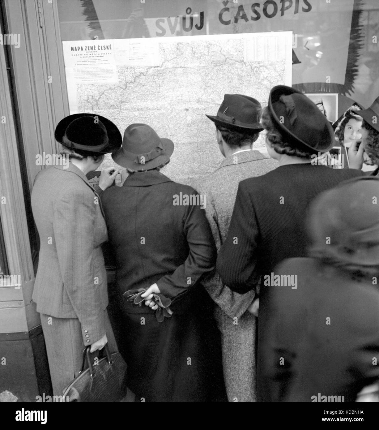 In der Tschechoslowakei untersuchen die Bürger die neue Karte der tschechischen Länder, in denen Teile Böhmens von Nazi-Deutschland annektiert wurden. Stockfoto In der Tschechoslowakei untersuchen die Bürger die neue Karte der tschechischen Länder, in denen Teile Böhmens von Nazi-Deutschland annektiert wurden. Stockfoto