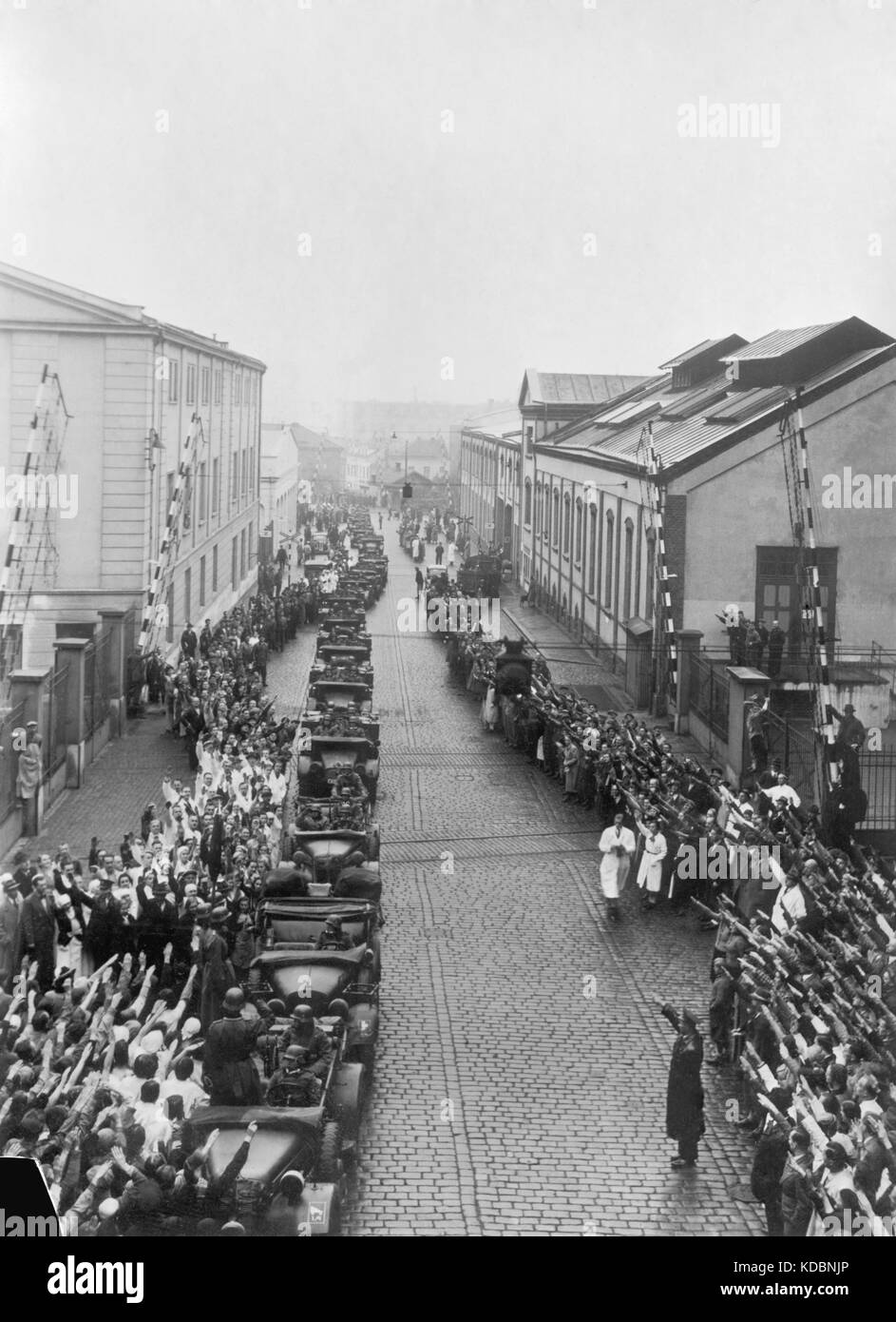 Sudetendeutsche begrüßen Adolf Hitler 1938 in Usti nad Labem (Aussig) im Sudetenland. Sudetenland (Teil der Tschechoslowakei) wurde zwischen dem 1. Oktober und 10. Oktober 1938 nach Deutschland abgesetzt. Stockfoto